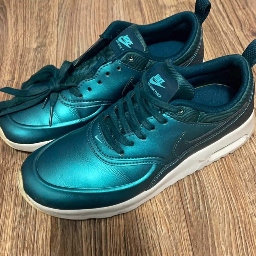 Nike Air Max Thea Sneakers Women’s size 6.5 (Fits like size 5 - 5.5)